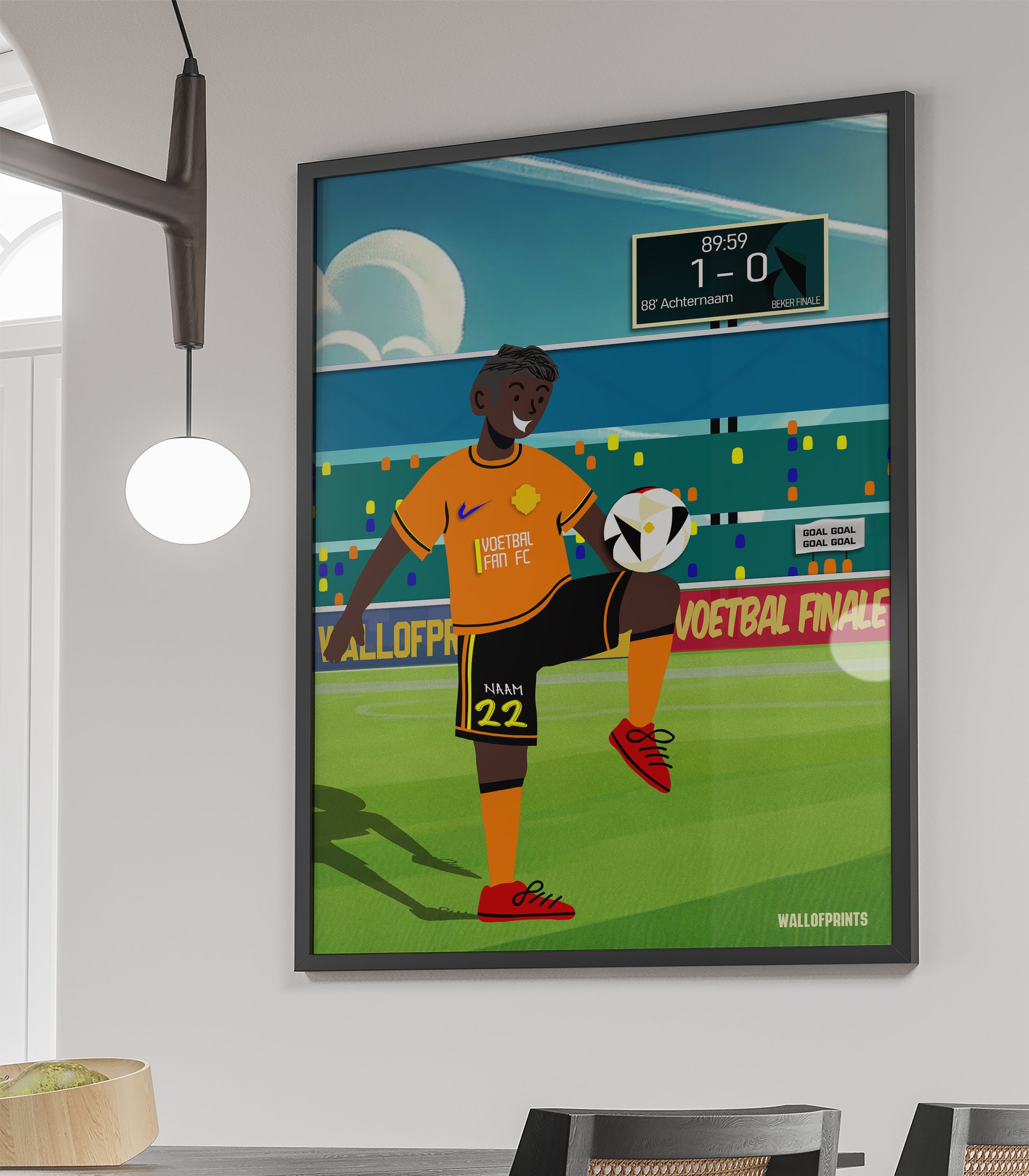 Cartoon poster van een voetballer die de winnende goal maakt, gepersonaliseerd met voornaam en rugnummer op de voetbalbroek en volledige naam op het scorebord.